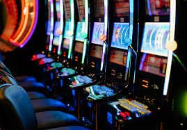 Seorang pemain menikmati game slot online di perangkat seluler dengan antarmuka lamputogel